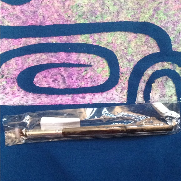 Host Pick! Slanted makeup brush NWT - Picture 2 of 4